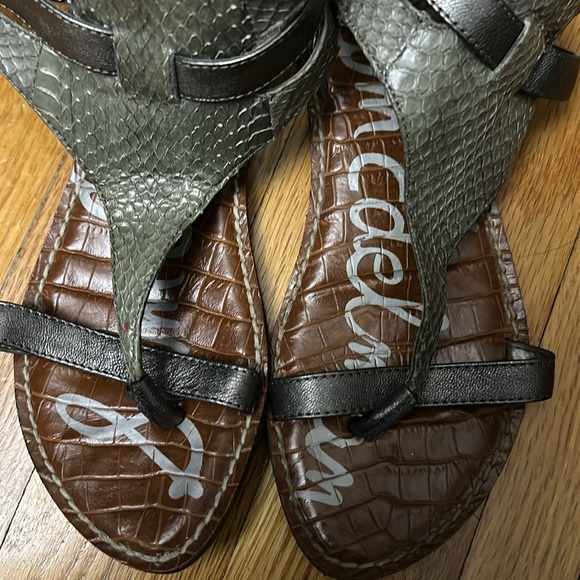 Grey leather printed thong sandals - Picture 2 of 4